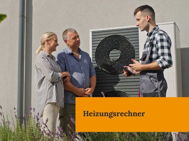 Heizungsbauer berät ein Ehepaar vor einer neu installierten Wärmepumpe.  